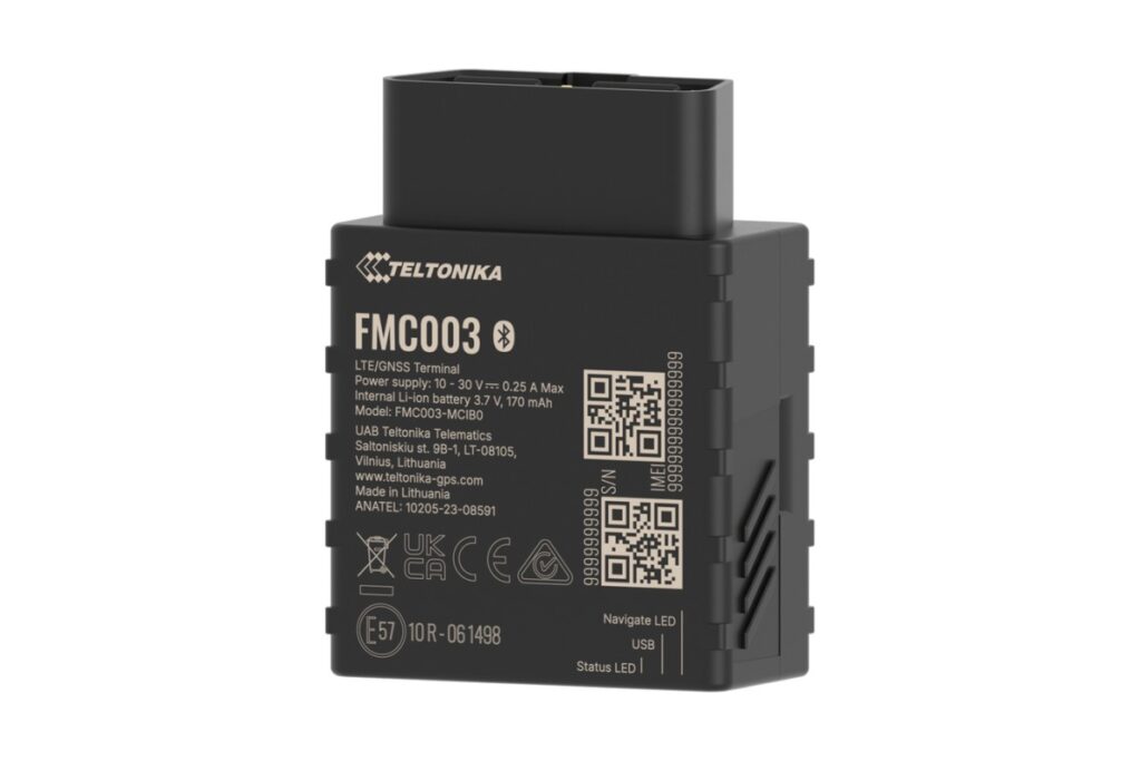 Teltonika FMC003: een compacte zwarte OBD-tracker die in de OBDII-aansluiting van de auto wordt geplugd